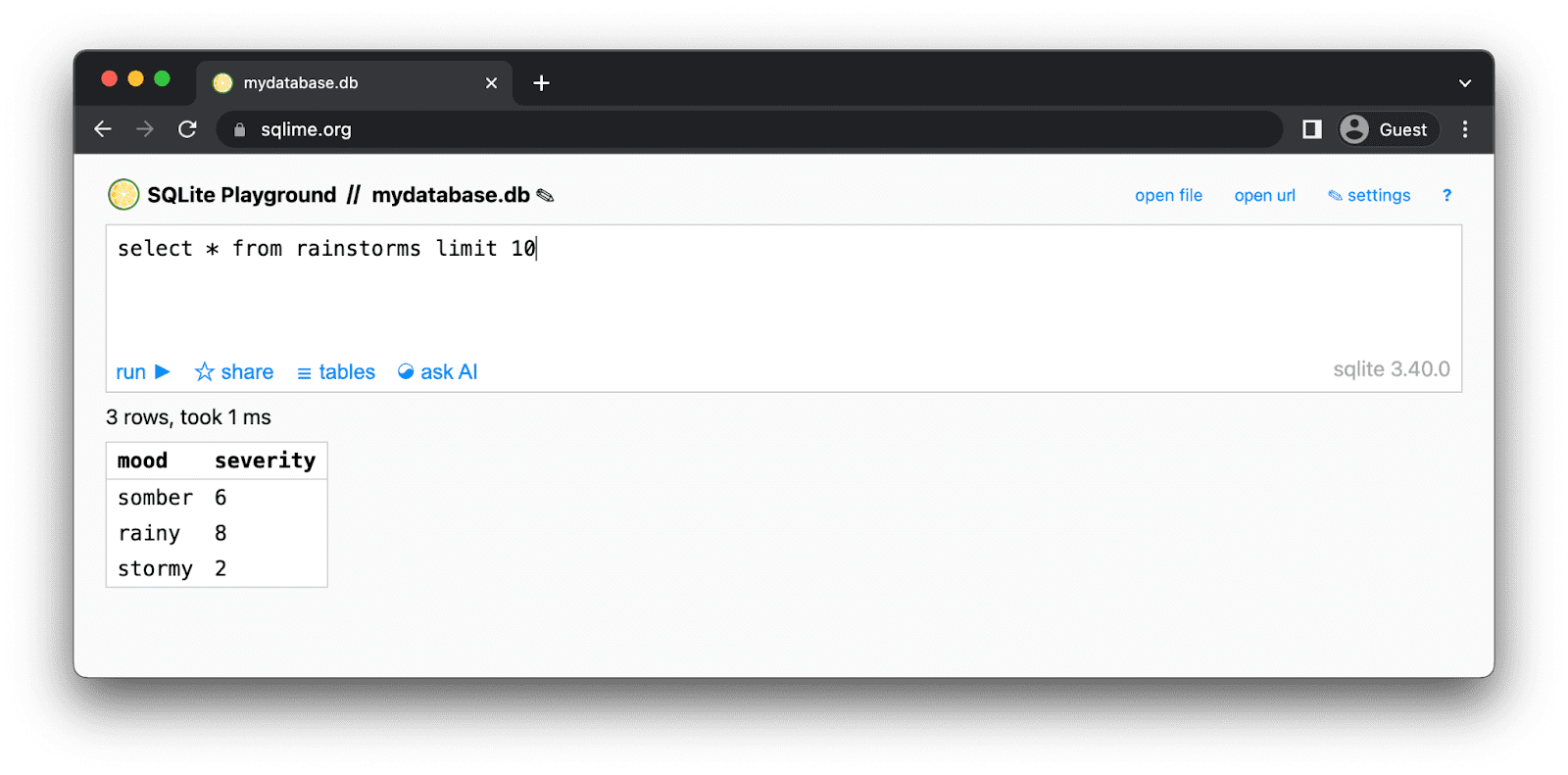 Explorando o arquivo mydatabase.db na ferramenta Sqlime SQLite Playground. O app é mostrado com a consulta SQL &quot;select star from rainstorms limit 10&quot; sendo executada, resultando nas três linhas dos dados de amostra iniciais do Web SQL.