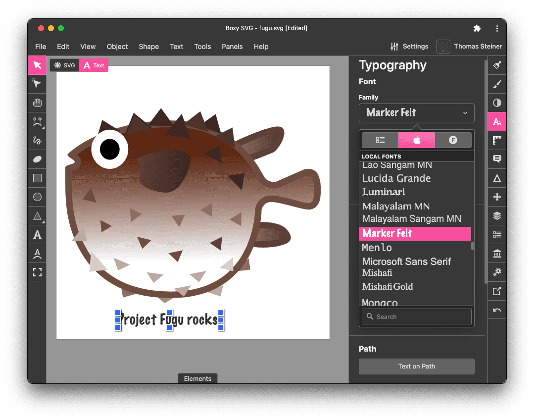 تطبيق Boxy SVG يُعدّل رمز Project Fugu SVG ويضيف النص &quot;Project Fugu rocks&quot; الذي تم ضبطه باستخدام الخط Marker Felt، والذي يظهر محدّدًا في أداة اختيار الخطوط.