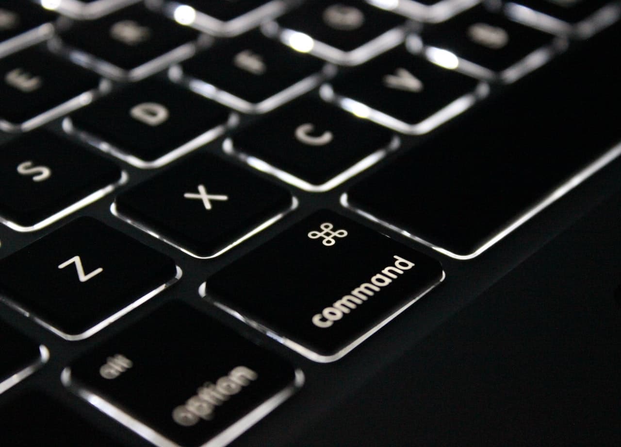 صورة كمبيوتر محمول باللونين الأسود والفضي.