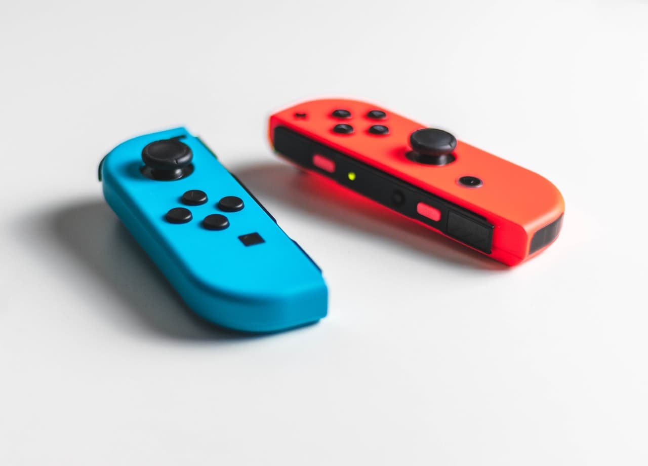 Czerwono-niebieskie zdjęcie Nintendo Switch.