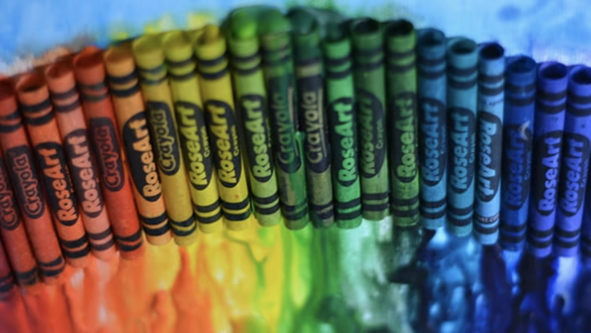 Una colorida imagen de crayones derretidos, sin deficiencias en la visión de los colores simuladas