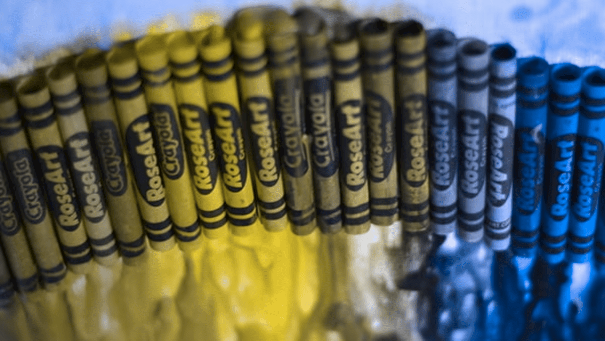 Die Auswirkungen der Simulation der Protanopie auf ein farbenfrohes Bild geschmolzener Buntstifte.