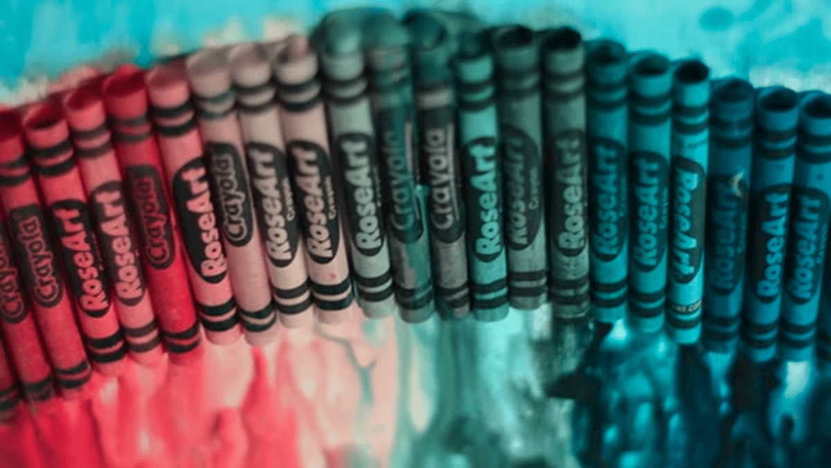 El impacto de simular tritanopia en una imagen colorida de crayones derretidos.