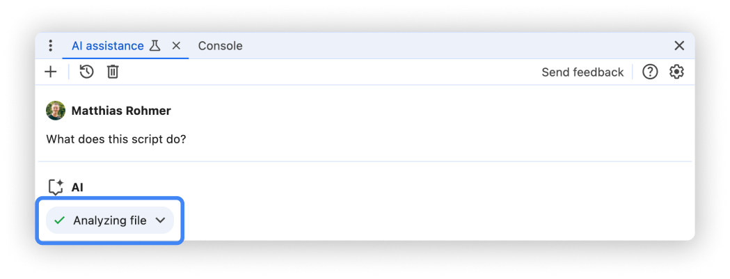 Panel pomocy AI z wyróżnionym elementem prowadzącym do pliku „Analizowanie pliku”.