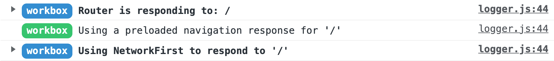 Capture d&#39;écran des journaux Workbox dans la console des outils de développement de Chrome Les messages sont lus de haut en bas : &quot;Le routeur répond à /&quot;, &quot;Using a precharge navigation request for /&quot; (Utilisation d&#39;une requête de navigation préchargée pour /) et &quot;Using NetworkFirst to response to /&quot; (Le routeur répond à /).